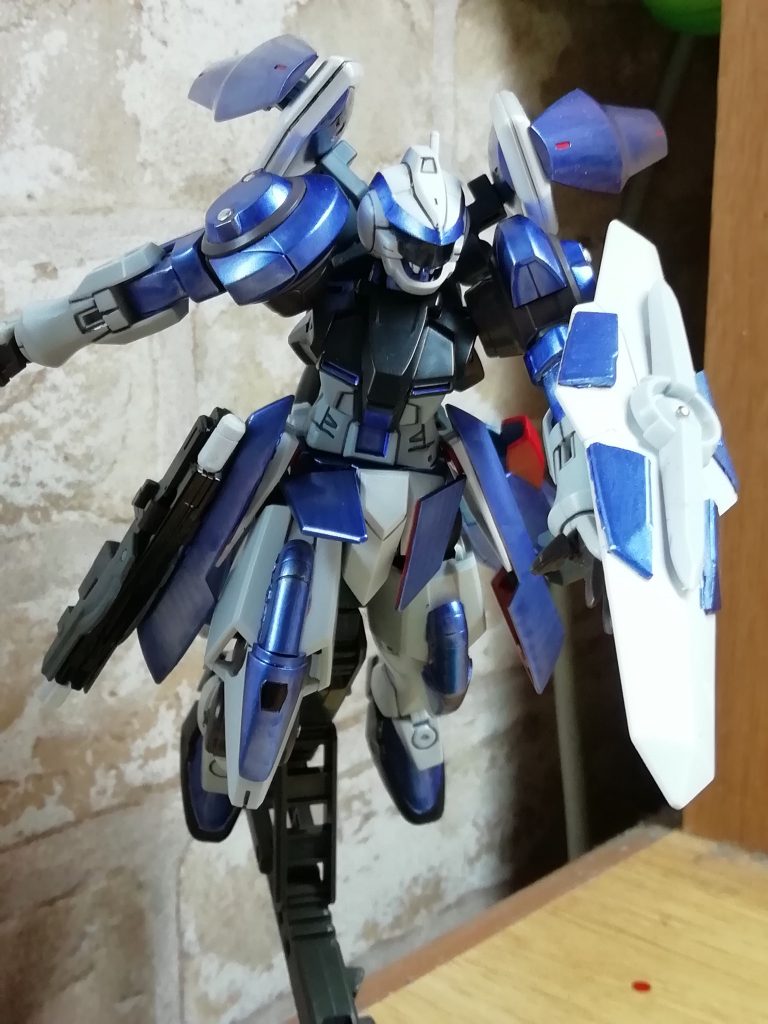 シールドにもジンクスのシールドのパーツを貼り、設定的にはこれによりビーム兵器に対する防御性能が上がっています。