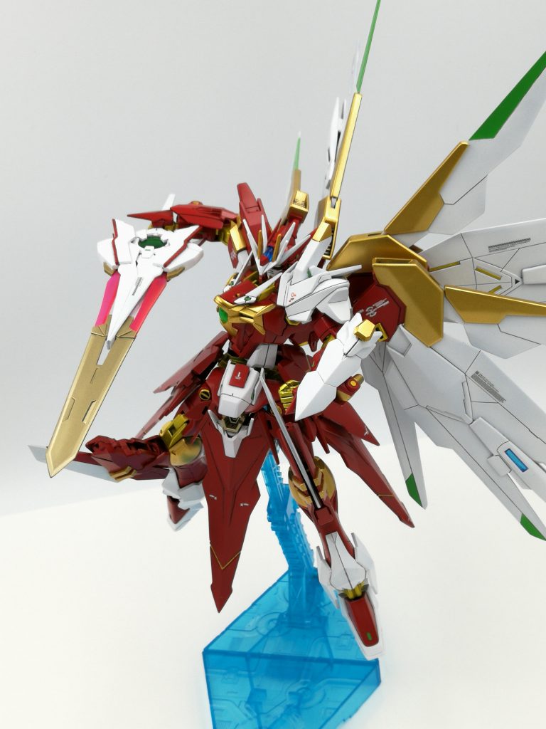 武装紹介です。
·グラム バスターソード
エクスカリバー、アロンダイトを継ぐバスターソードです。実体剣ですが、刀身を伸ばすことでビーム刃を発生させることが出来ます。