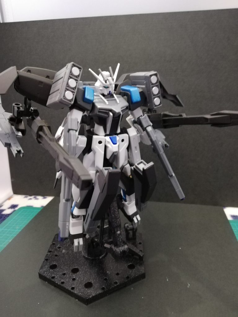 スマッシャー

銃器しか装備していない形態
大量の銃火器で敵を圧倒させる戦法

ストライカーパックランチャーをモチーフにしている