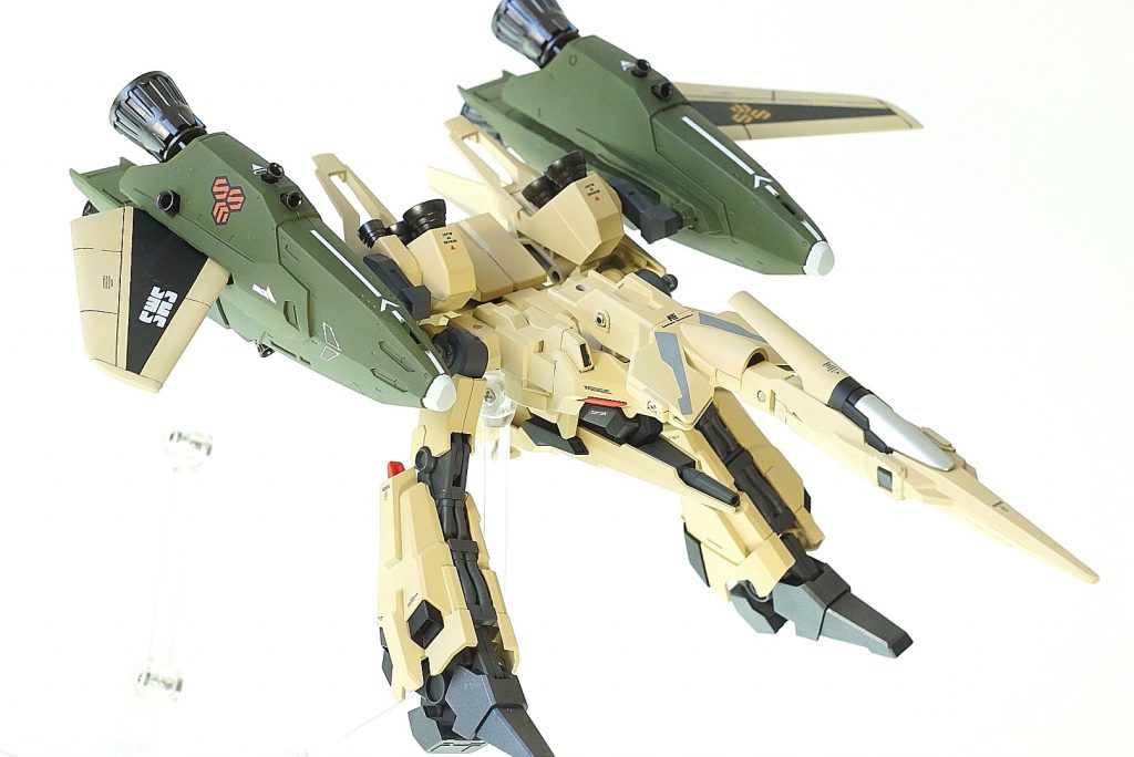 なんちゃってガウォーク。こいつ足裏にバーニアないんでめっちゃ意味ありません。