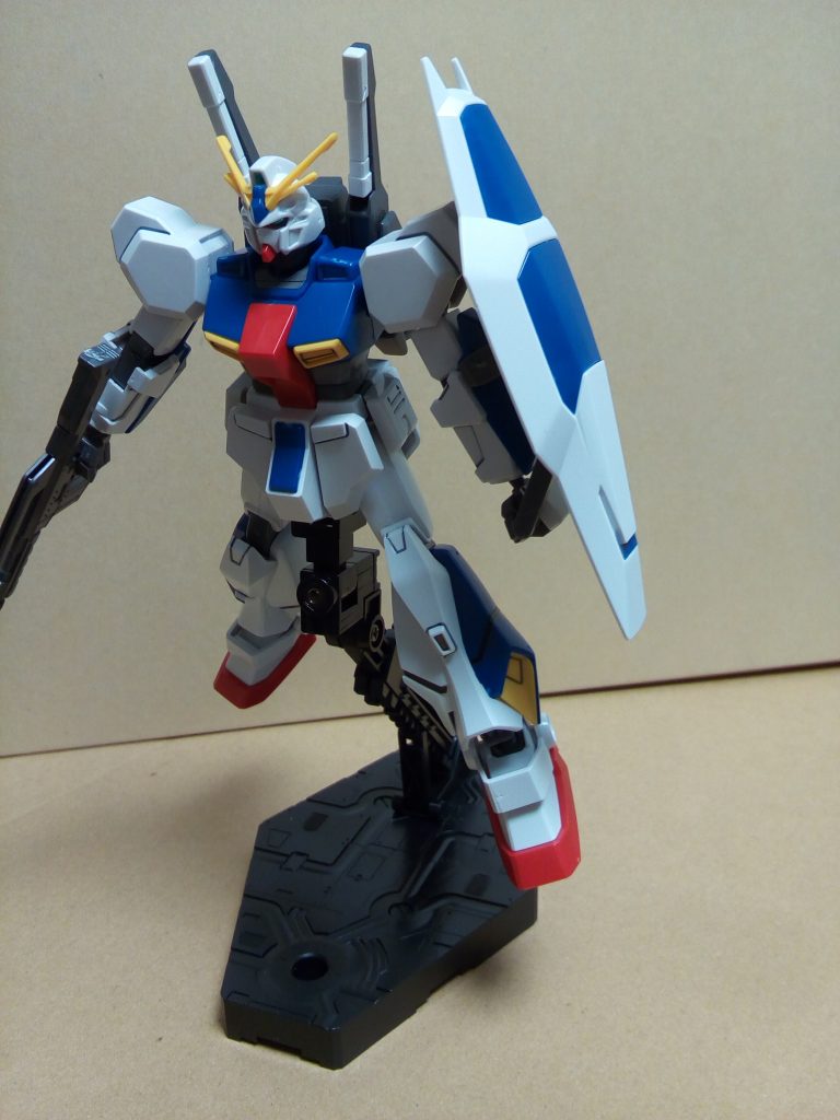 ビームライフルも部分塗りが発生するので余剰パーツのアレックス用を持たせてます。