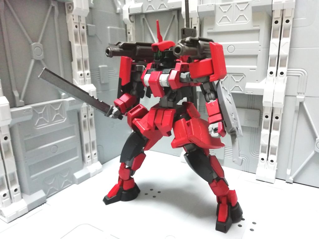 ロケット砲。乱戦の際に最も効果を発揮し近距離で当たった場合は決定打となる。使い切った後はパージする