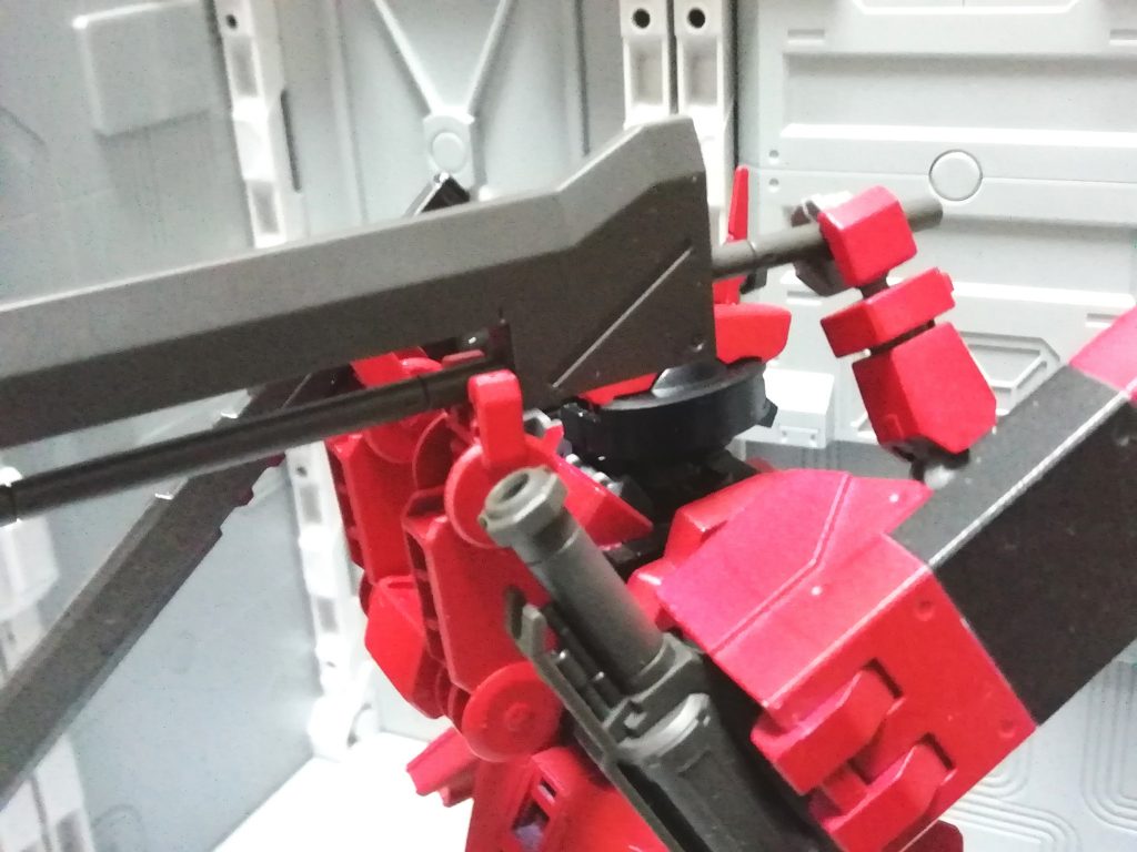 サブアームから兵装を取る様子