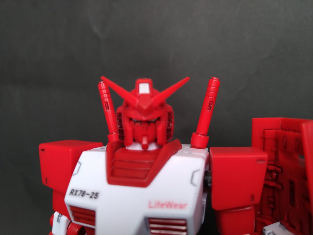 足を開いて立つ時にラインがつながるように簡単加工。1.太ももの内側を削る。2.足首アーマーの付け根を少し削る。3.足首内側も穴を広げる。4.足首外側面を削る。これで甲の装甲がスネと足の間の角度になりラインがつながるように。いつもここと手が気になる。手は粘土で穴を小さく。これでデカール貼って約三日で完成