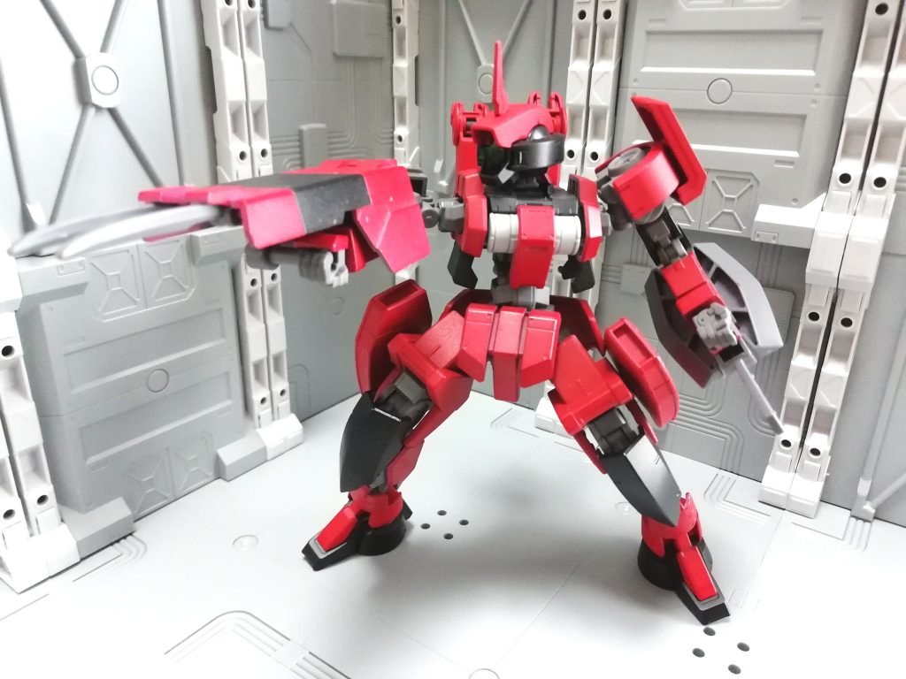 全ての武器を失った際の最終手段。シールドクロウを手持ちで格闘