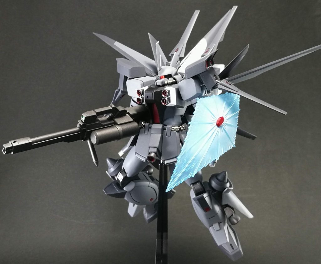 左腕にビームシールド、大型ビームソード、ビームサーベル×2を装備