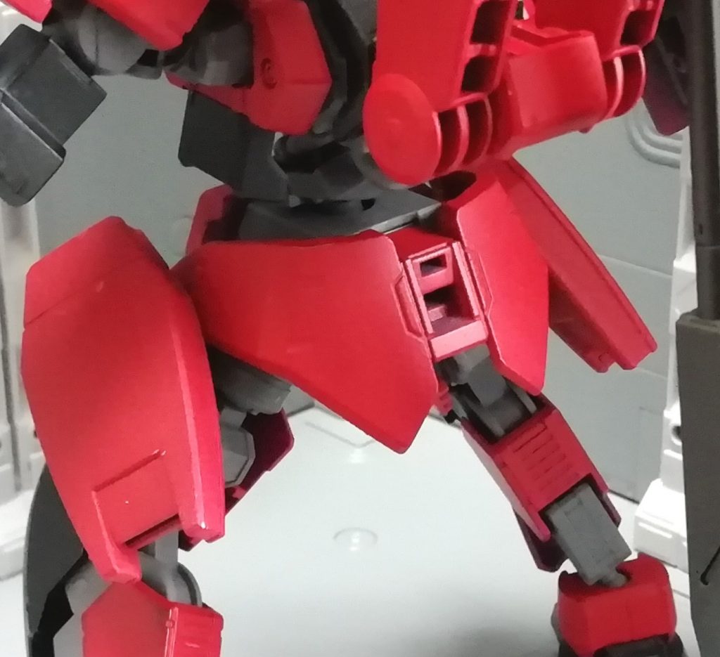 腰をグレイズアインの物に変えたことでゲイレールフレーム独特のヒョロさが消えてマッシブに