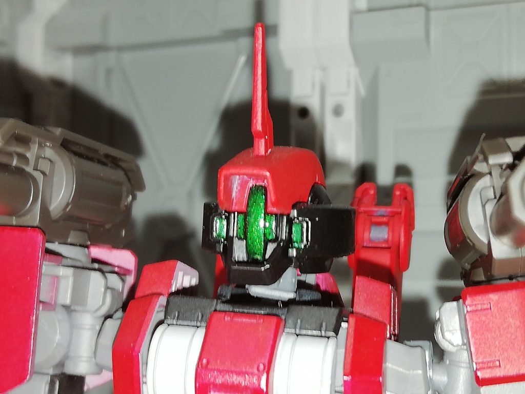 頭部。カメラセンサーをグリーンにアンテナを獅電のものに変えたことで専用機感がup