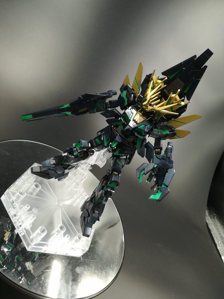 黒の部分は
黒サフ→水色メタリック(自作)→クリアブラック
地下を水色にすることでバンシィっぽい黒でも無く青でもないとてもいい色合いになります!