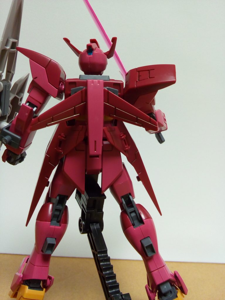 背中のバックパックは意外と小さめ。