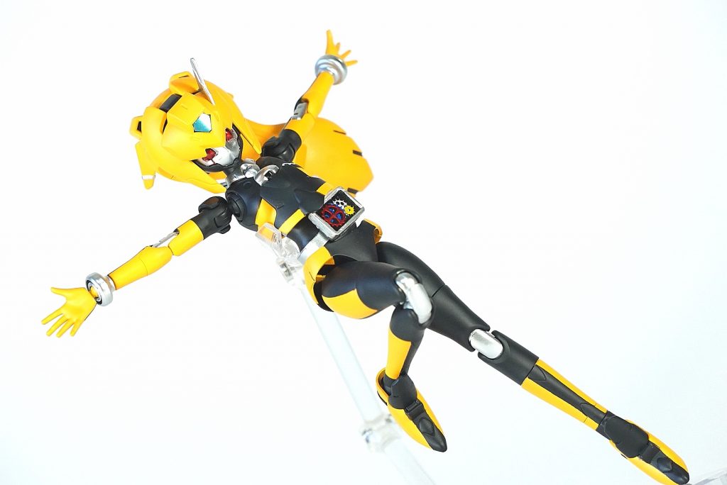 胴体周りの余計な穴を埋めて、ベルトをスクラッチ。浅いモールドを掘りなおしてます。