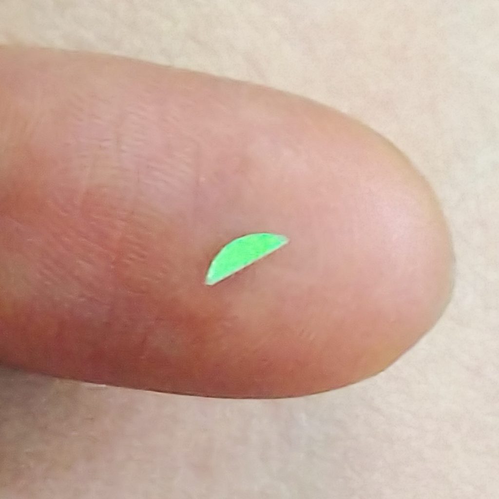 大体のキットのセンサーを0.3mmの透明プラバンを塗装したものをつけてます