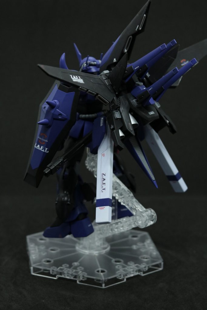 使用キットにあったアビスはこの大型化したバックパックとしてアビスの胴体を使用しています。
そこにドラグーンやグフの翼を付けています。
プロペラントタンク風のものは、SEED世界なので外部バッテリーとして考えて作りました。