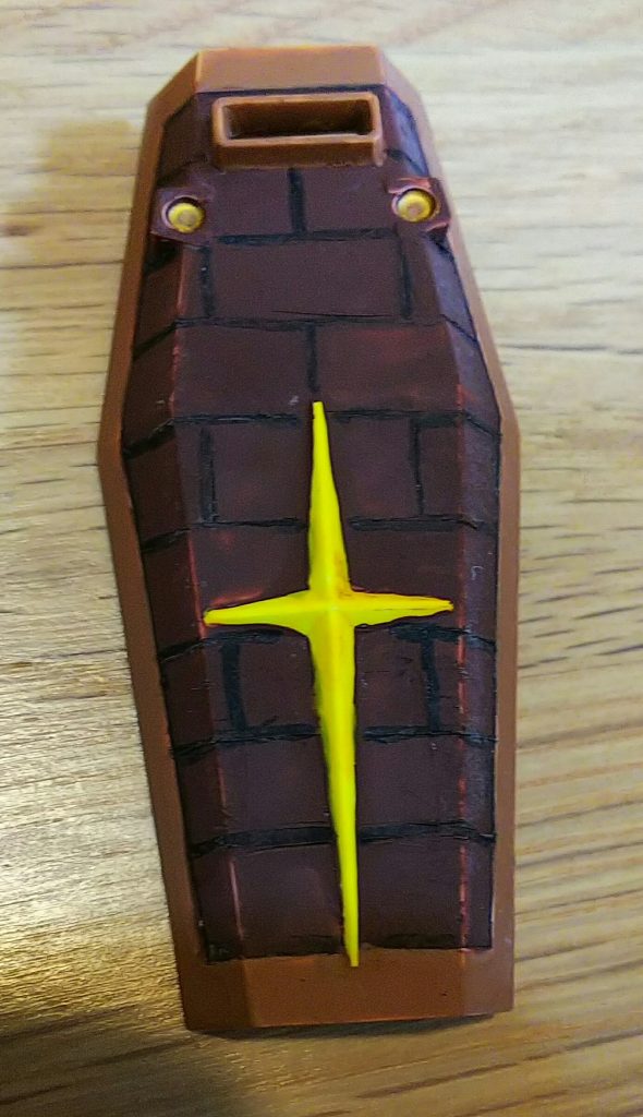 シールドは、何となく思い付きでブロック柄に(笑)
筋彫りが良くわかっておらず、デザインナイフのみで筋彫りしてました(^_^;)
あと、塗装途中で色がなくなってしまったり、別の日に塗り足したりしたので、色がチグハグになってたり…。
逆にそれがレンガブロックっぽさを出してくれたかな?(笑)