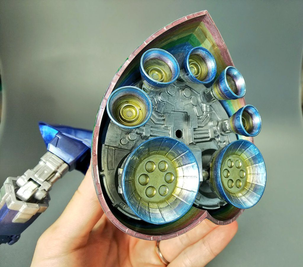 あとは、なんと言ってもバーニア部分!!
アクリジョン筆塗りでグラデーションやってるのは視たことなかったので。
チタン風のグラデーションをやってみたら…これがなかなか上手く出来たのです\(^-^)/
スカート裏はレインボーのグラデーションにしてみてます♪