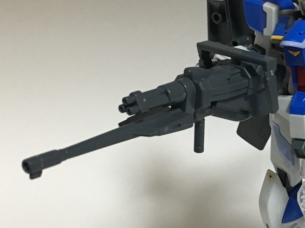 チェンジリングライフル。連射性に特化したビームから、威力と射程距離を併せ持ったビームまで自由に使い分けられるライフル。後述の巡航形態では機首になる。