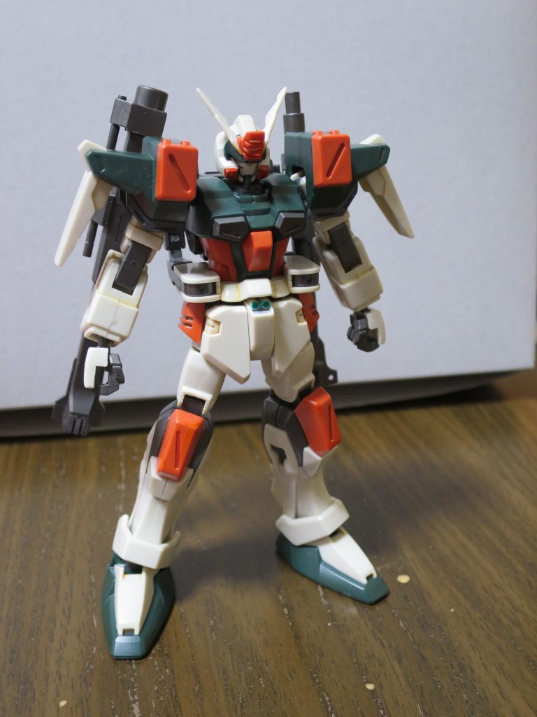 ただアニメが2002年作品のHGUCなので細かい所に色が足りていないのですが、クリアパーツのビームサーベルが付いていない恩恵かいろプラである程度カバーは出来ているので、ガンマカでそれを補うだけでも変わってきます。
ちなみに私はオレンジ部分をまさかのシャアレッドベースで塗りました。
自分のはリマスター版なのですが、色味はいいですよね?
どこかでピーマンともやしとにんじんの野菜炒めとか言われてましたがひどいですね、言い返せないじゃないですか!(笑)
と言うか、某ガンダムファイトアニメで「ネオイタリアの没ガンダムです。」と言われても信用されるレベルのイタリアーノな配色。