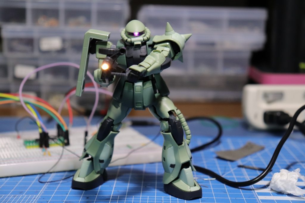 モノアイとマシンガンのLEDは足の裏のソケットで外部のマイコンと接続、射撃やグポーンなどをコントロールします。これはブレッドボード上で動作テストをしているところ。実際の射撃やグポーンの動画はブログの方に置いてあります。[https://gun-den-kou.blog.so-net.ne.jp/2019-04-06](URL)