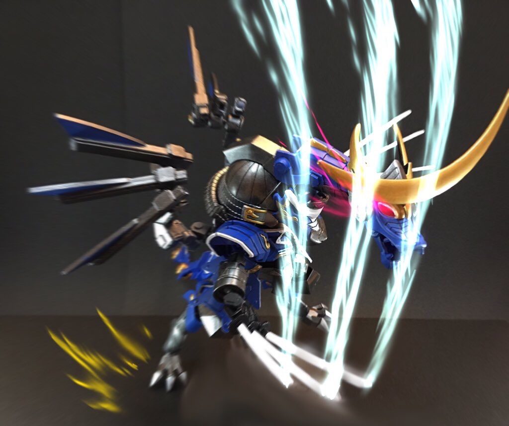 雷龍に変幻した状態でも六爪流を駆使する。
増幅した雷撃により技の威力が跳ね上がるッ!!