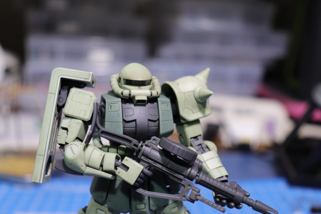 トップコート後にウェザリングカラーを全体に塗って拭き取り。