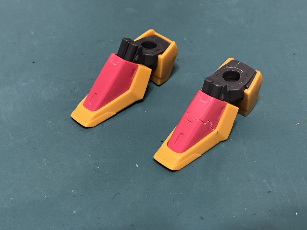足は元キットだとベタっとした感じがしたので、ガンダムランシェから拝借