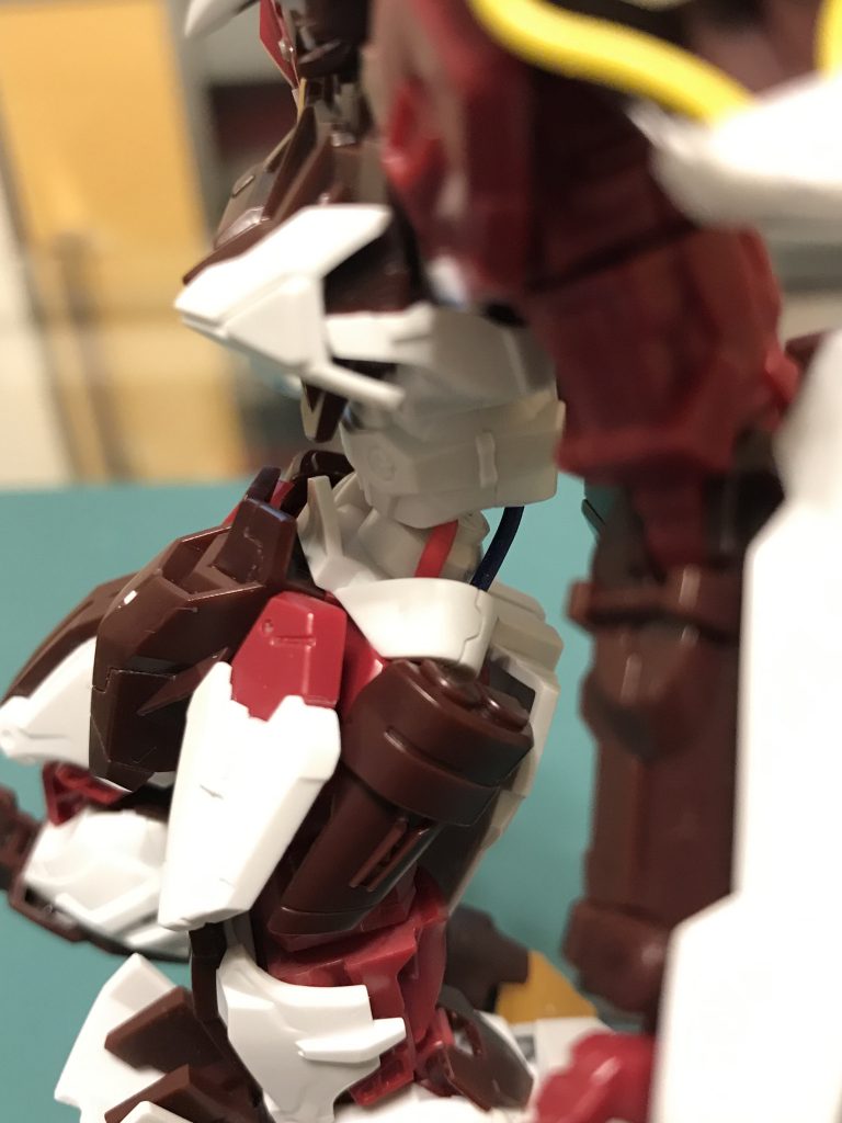 接続を変えたことでスカスカに見えてしまう腰部分にはパイピングでカバー