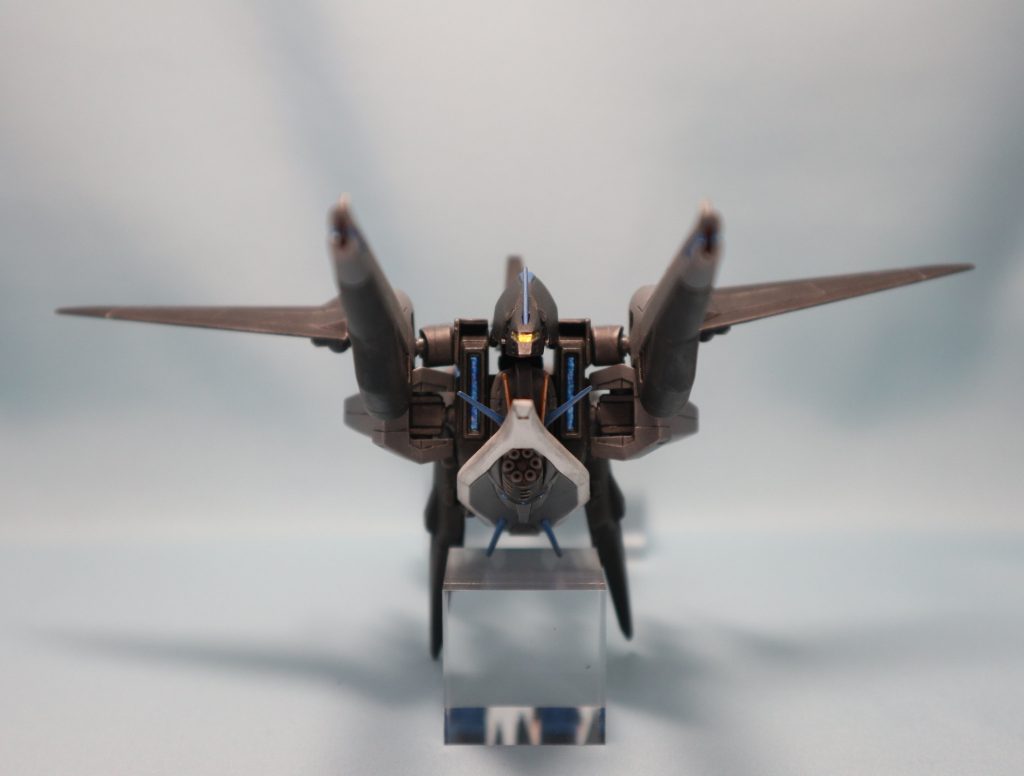 飛行形態① 正面から。コンバインドシールドのガトリングはA10イメージです。