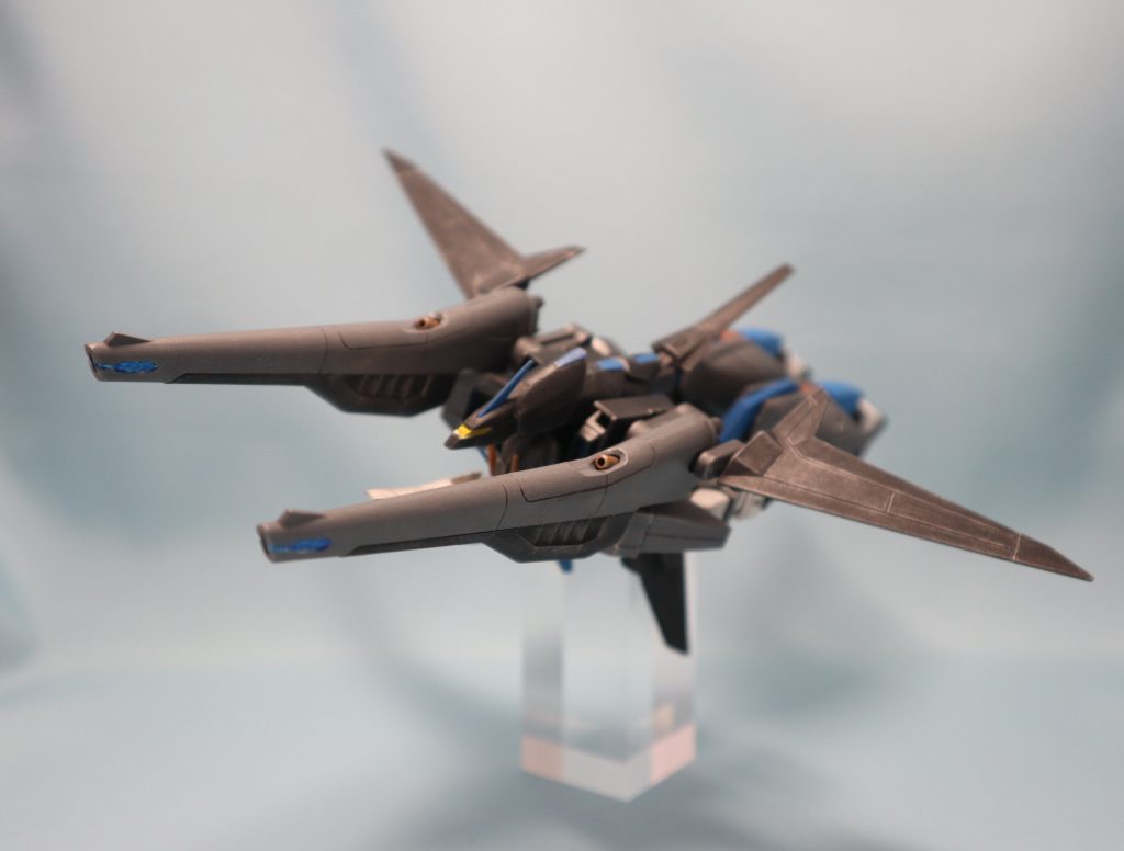 飛行形態② ガイアのバックパックは前に稼働して頭部をカバー。もちろん首部分も稼働もします。セイバーの可変形態はかっこいい!