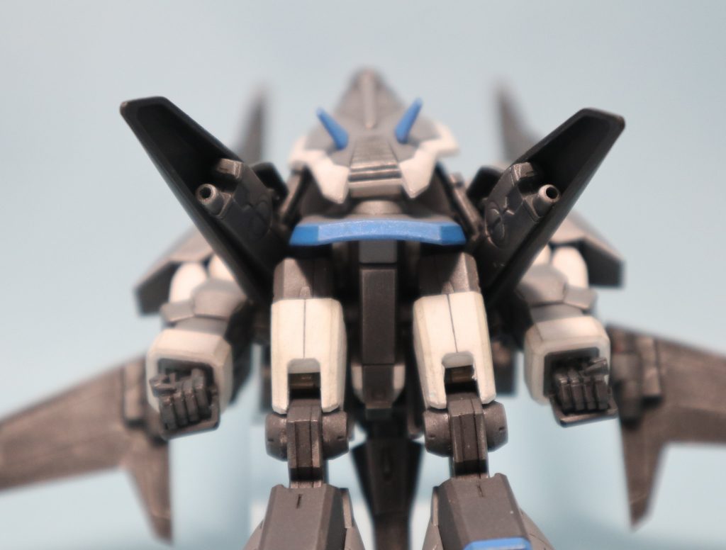 飛行形態をひっくり返して後から撮影。ビームライフルショーティーはサイドアーマー内に収納可能です、。