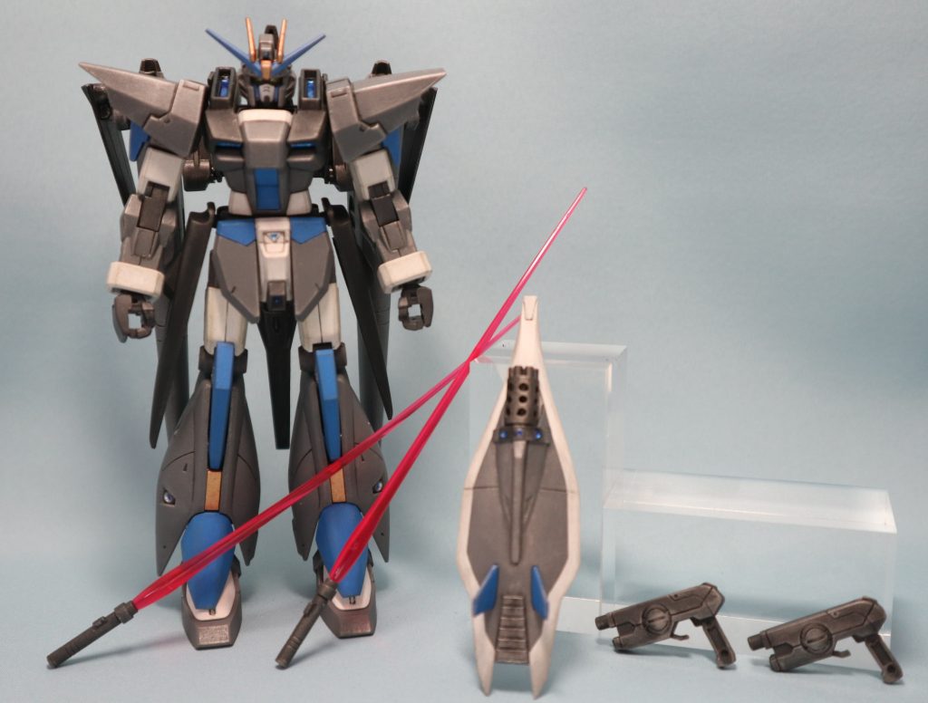 まづはいつものスタティックディスプレイから。
武装は、ビームライフルを拳銃型のビームライフルショーティーに変更しており、これはストライクノワールで使用された武装を改良したものとなる。また飛行形態でも使用されるシールドには、ザクウォーリア・スラッシュウィザードに装備されていたハイドラビームガトリングを複合装備してる。
― MMI-GAU25A 20mmCIWS×2 (頭部バルカン)
― M8F-SB2 ビームライフルショーティー改×2
― MA-M941 ヴァジュラビームサーベル×2
― M106 アムフォルタスプラズマ収束ビーム砲×2
― MA-7B スーパーフォルティスビーム砲×2
― MMI-RD11 空力防盾コンバインドシールド
― MMI-M826ハイドラガトリングビーム砲