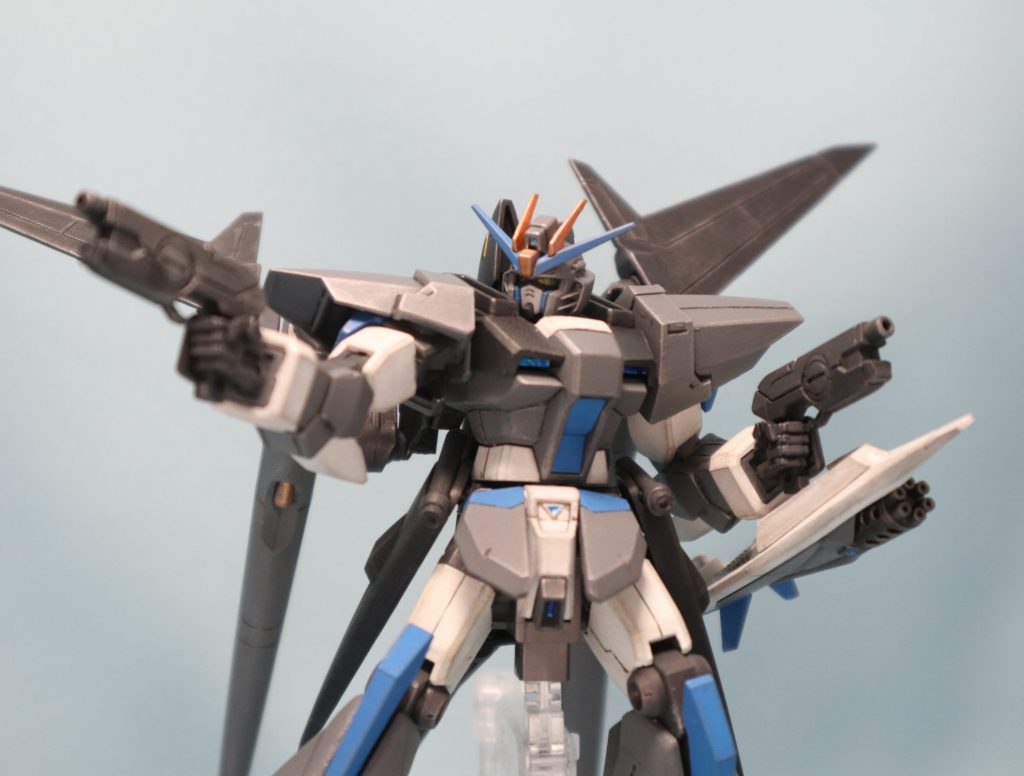 ビームライフルショーティー改を構えてのポージング。