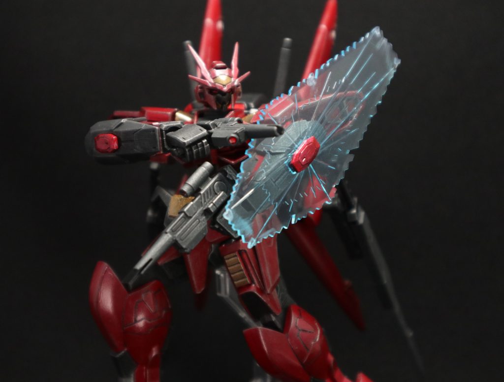 ビームライフルショーティー改を構えて、ビームシールド越しの攻撃。
ビームライフルショーティーは、ストライクノワールの物をサイドスカートごと流用。バレルを伸ばし、ポインターを追加。