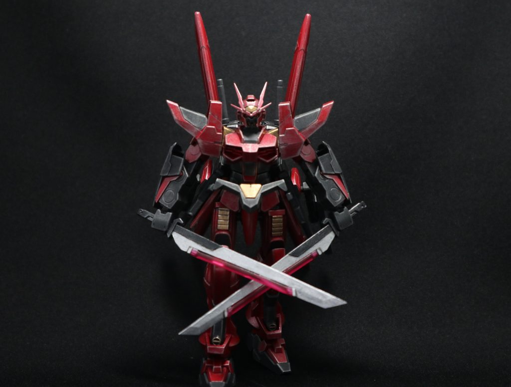 フラガラッハ３改 ビームブレードを構えて➀
フラガラッハ３改もストライクノワールから流用し、M1アストレイ対艦刀のグリップ部分と切り貼り。