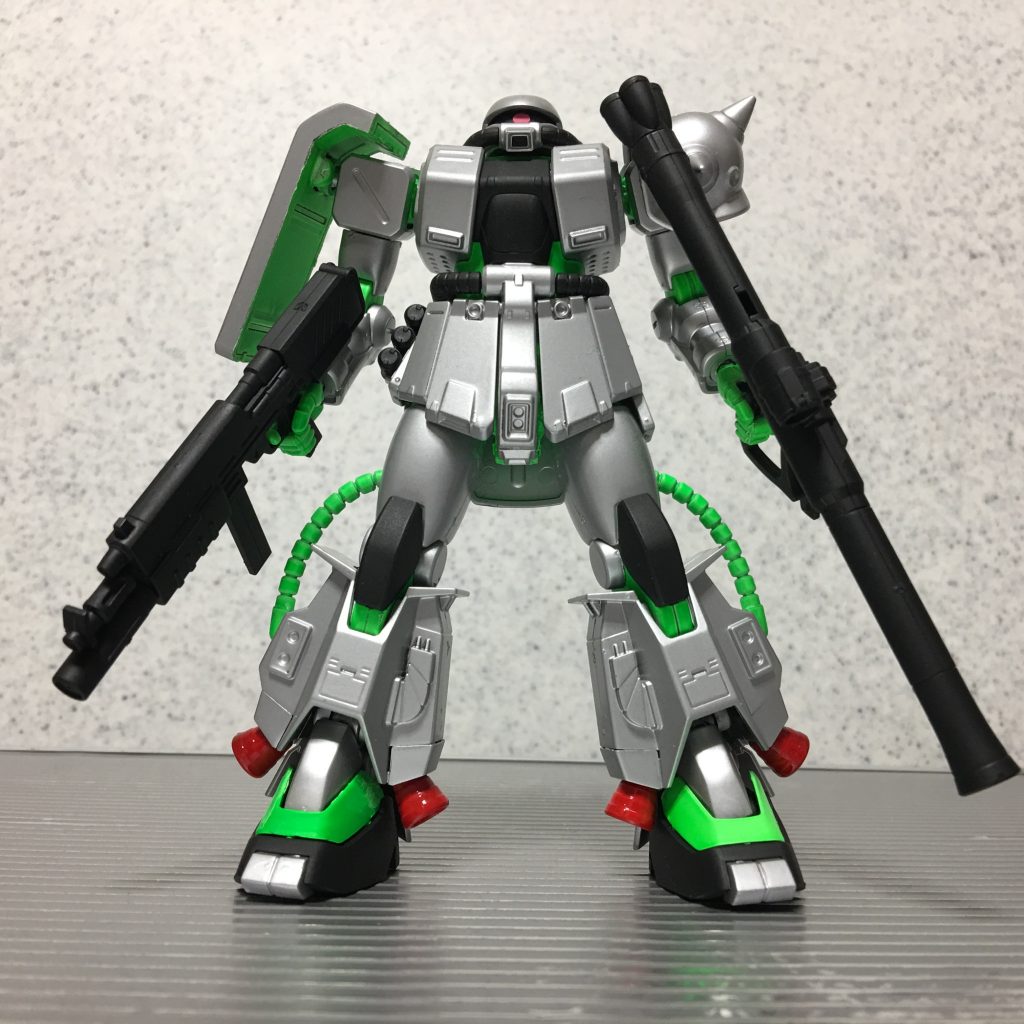 正面から。
今回のミキシングコンセプトは、昔あった「マイクロガンダム」シリーズの「ザク改高機動タイプ2」から来ています。