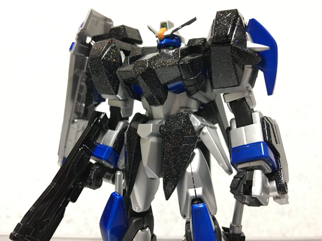 (   。・v・。)ノ 今回はブルデュエルの装甲「フォルテストラ」をつかって、ラメ塗装に挑戦しました。
ラメの効果によって装甲が虹色に光るので「プリズムメイル」と名付けました。
下の2つの画像を比べてご覧ください。