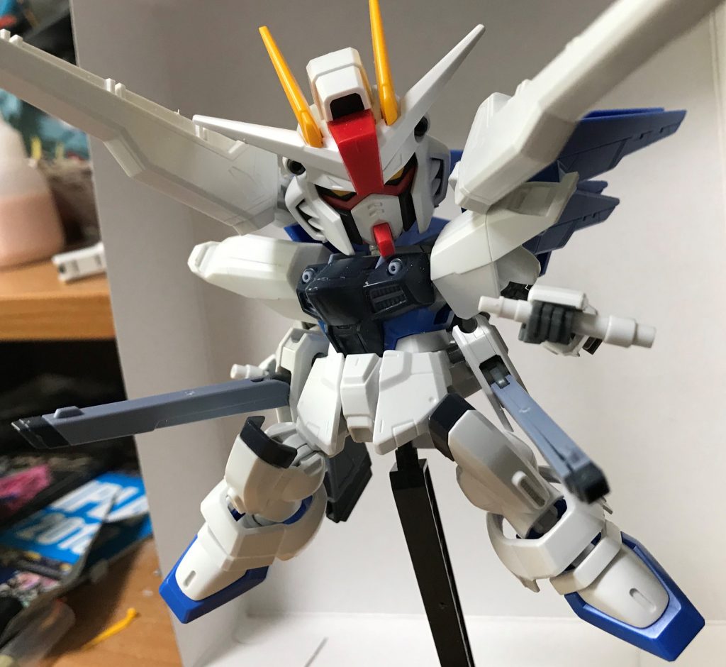 ベースはSDCSのフリーダムです。フレームはCSフレームが基本ですが、胸部のみ保持強化等々の兼ね合いでSDフレームを使いました。本体の加工としては今回強調したい部分をHGCEフリーダムと置き換えております。フルバーストモードでのサーベル二刀流シーンになるので、腕部・バラエーナ・クスィフィアス・バックパック・膝部分が該当箇所になります。基本的にはベースキットの出来の良さを信頼させて頂きました。