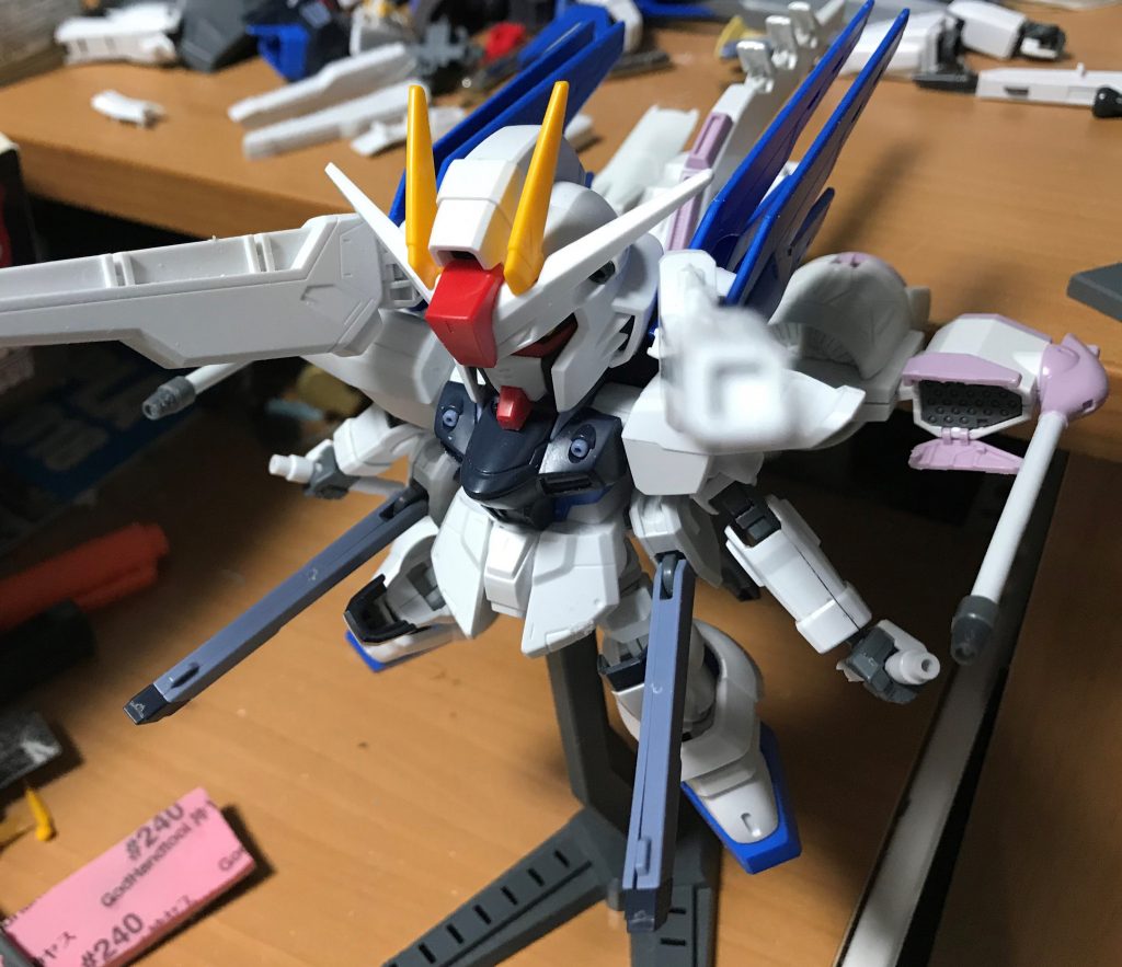 ミーティアはガンダムコレクションのミーティアユニットからで、ちょっとサイズが小さめですが基本的にはそのまま流用してしまいました。中だとサイドの収束火線砲だけは流石に伸ばして少しでも主張するようにしましたかね。こちらの接続はガンコレミーティアの接続部とHGバックパックのスラスターパーツを融合させた接続パーツを作っての無理くり接続ですので、厳密な22基の接続とは違う合体になっております。