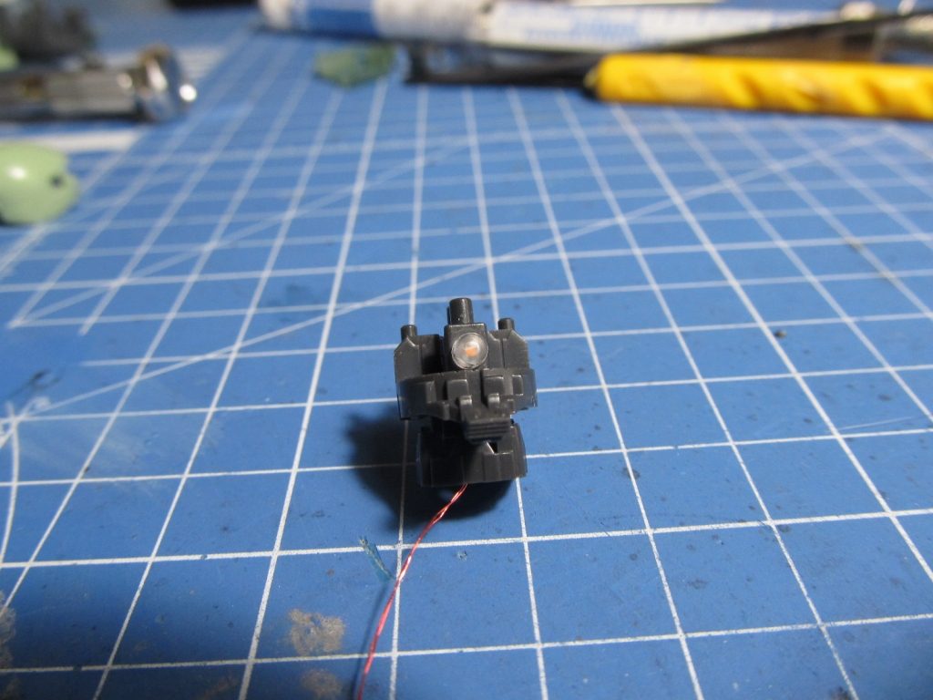 モノアイパーツには1mmの軸受穴があるのでそこにサイズ1005(1mmx0.5mm)のチップLEDを入れました。