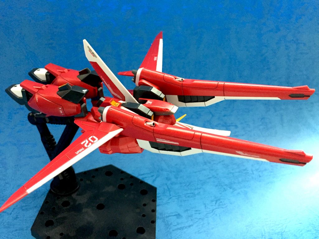 背中のビーム砲を前に持ってくるのですが、位置がなかなかビシッと決まらず・・・