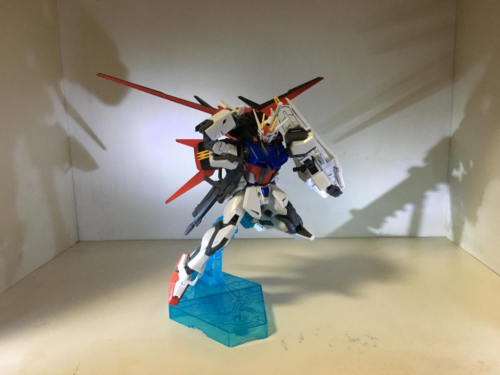 サーベルを抜くところ。ビームライフルはマウントできるように磁石を組み込んでます。