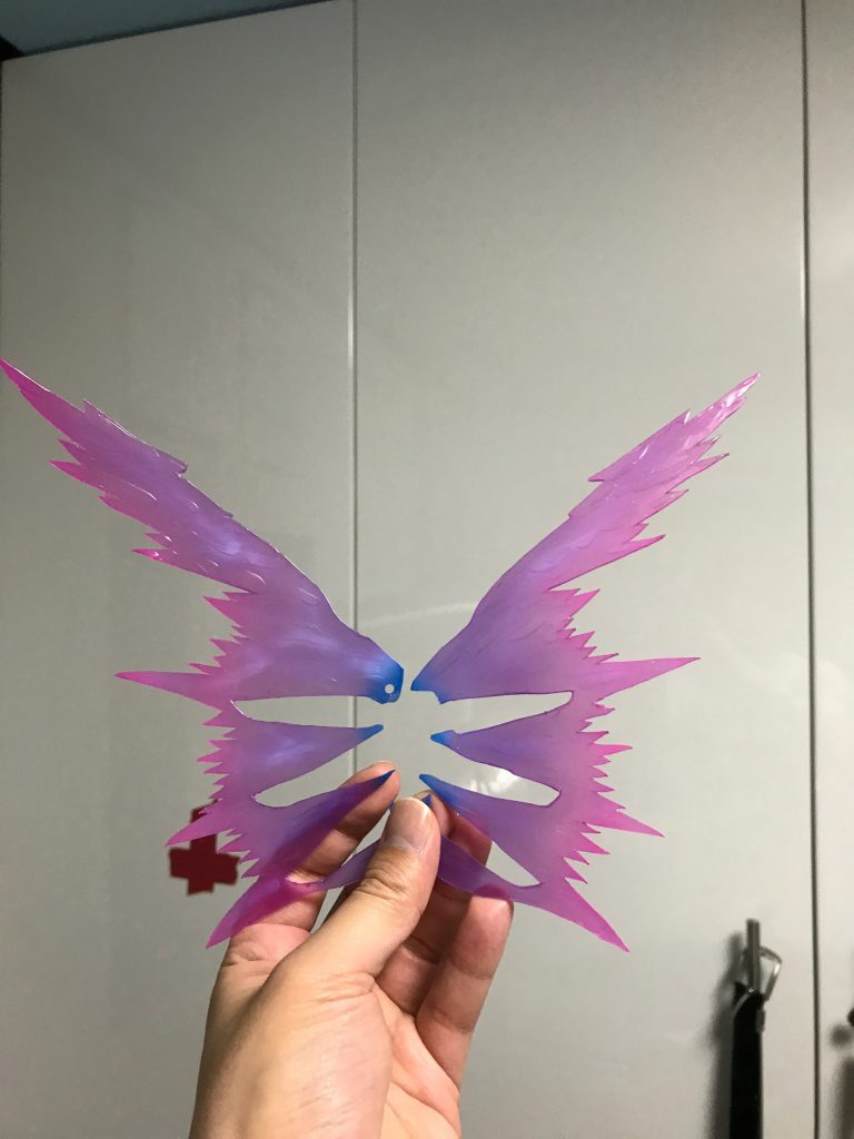 光の翼は自作。ダイソーで売っていたPPシートをハサミで切り出し、リキテックスのグロスメディウムを塗って立体感を出しました。