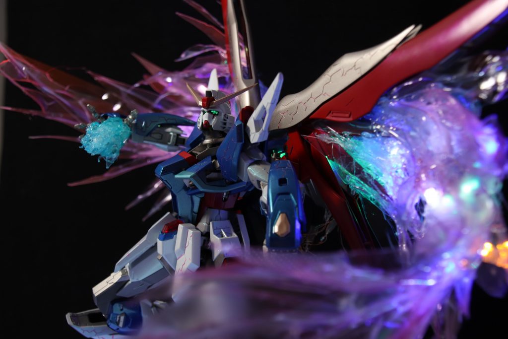 デスティニーの特徴でもある光の翼は
虹色に光るのでLEDをエフェクト自体に仕込んで虹色に光るようにしてみました