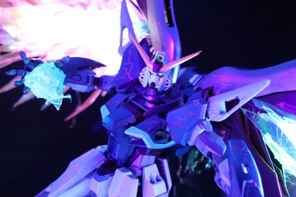 シンの怒りにフェイズシフト装甲が反応して
エネルギーラインがオーバーロードして発光するイメージで作っています
ブラックライトに反応するようにして
*「SEEDの開放」*を表現しました
(iori_sei)