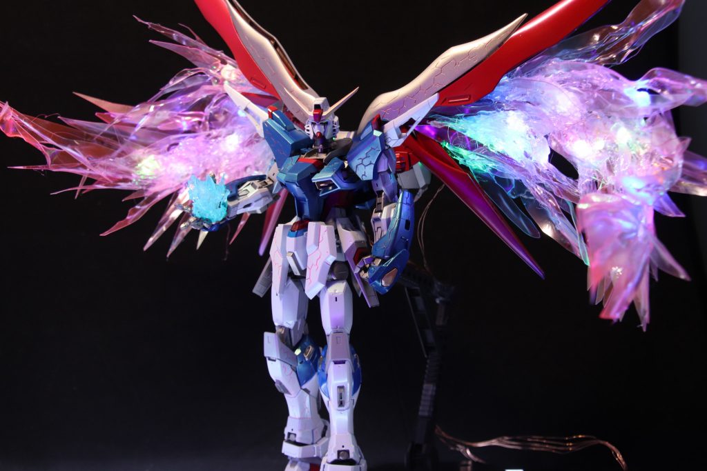 本体はフリーダムとデスティニーを自然につなぐよう調整しています