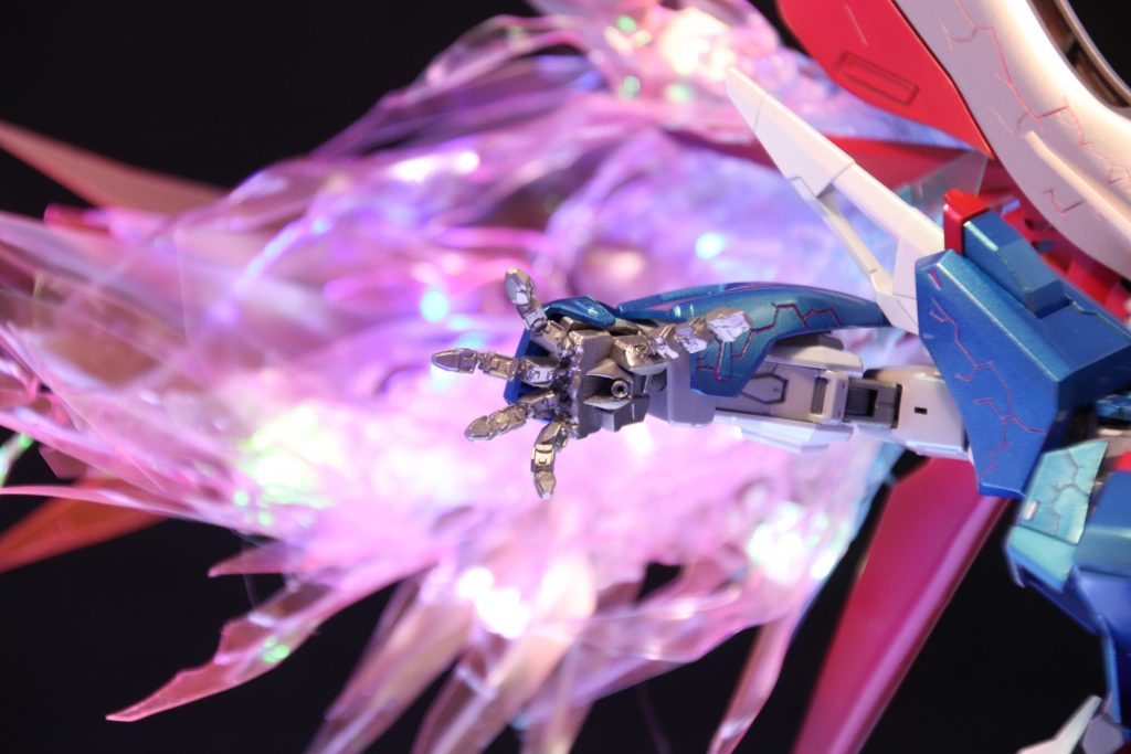 指が一本ずつ稼働するようにしています
掌にはメタルパーツを仕込みました