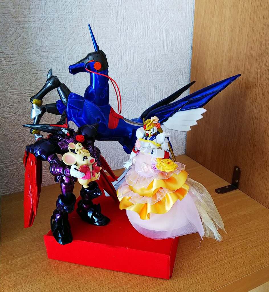 ドレス着たバージョン!!
ちゃんとわたしに見立てたセーラームーンではなくノーベルガンダムに着脱可能なドレスを手作りしたのです!
飾りじゃないのよ、ドレスは、は、は…(笑)