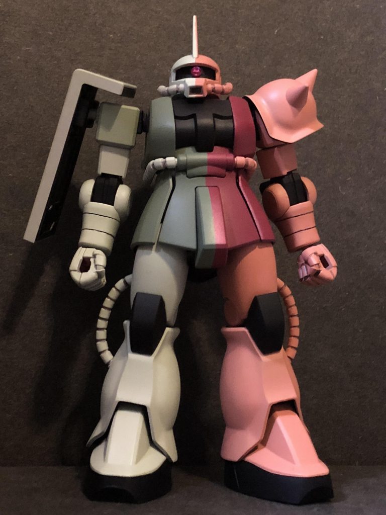 ということで、前からやってみたかった「シャア兼用」シリーズの第一弾、シャア兼用ザクでございます。

カラーはクレオスさんの
シャア色は「シャアピンク」「シャアレッド」
一般色は「MSグリーン」「MSディープグリーン」
それにガイアカラーのフラットブラックです。

目分量マスキングでもまあまあうまくいったかな、と。地味に握り手はかなり角を取って丸くしてます。

ザクの手は丸い！　大事！