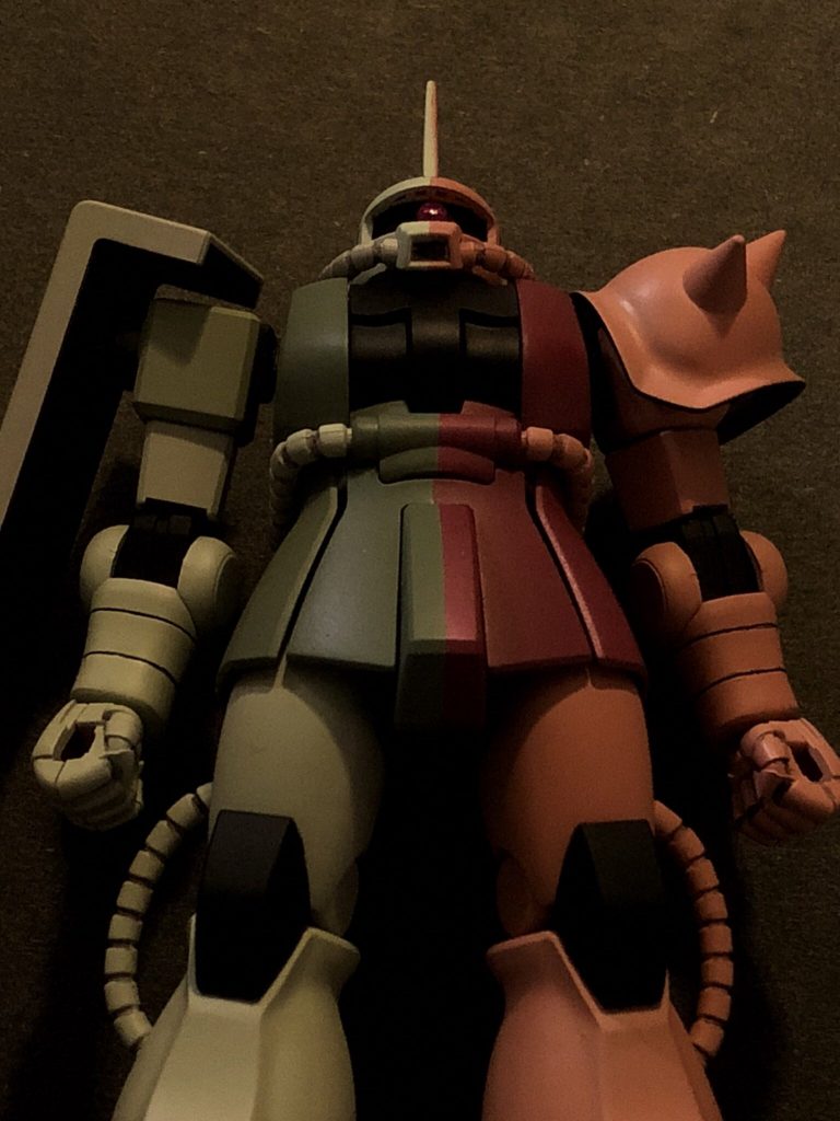 シャア「これはッ…！！ 」

ガルマ「喜んでくれたかい。貴重なザクだから専用というわけにはいかなくてね。そうだな…シャア兼用ザク、とでも呼んでれればいい」

シャア「あ、ありがとう、うれしいよガルマ」