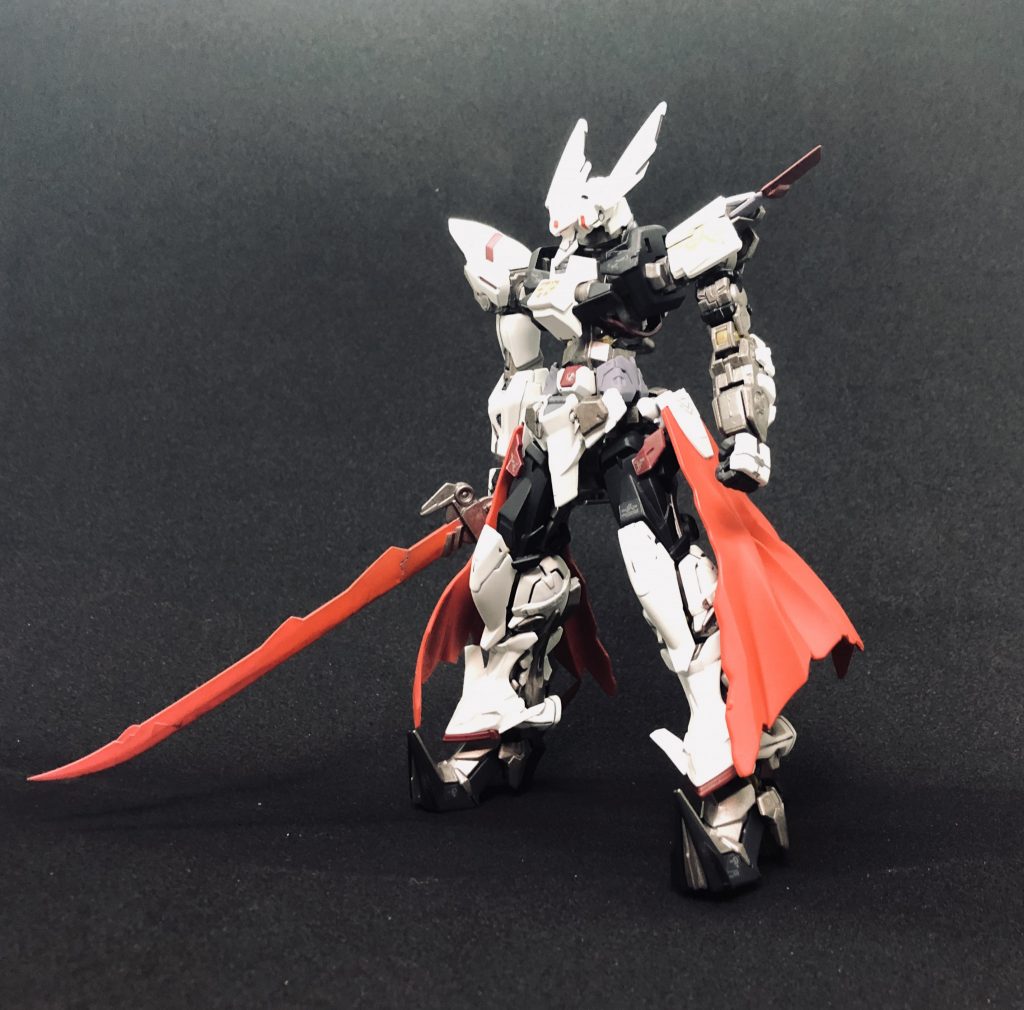 シュヴァリエル 牙狼聖王国の最上位機種であるシュヴァリエルのカスタム機。300万ガルダ(通常機兵の約10倍)という、法外な金額を掛けて製造されているため、非常に高い性能を誇る。