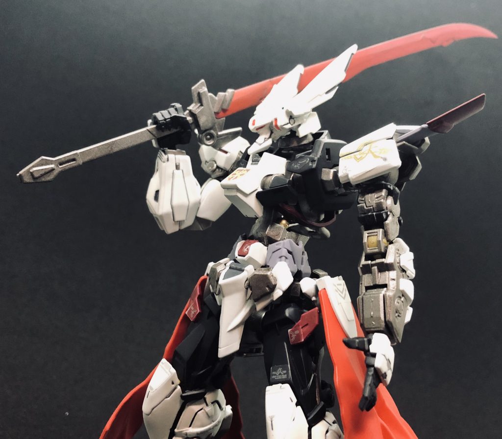 妖刀 不知火人魔大戦期に鍛造された魔剣。(刀型なのでカテゴリーは妖刀)セント・ヘレンズ山の火口付近で採れた、最上位の炎のミスライトから作られている。赤熱する刃は触れたものを一瞬で鎔断する。ダークライトで出来た専用の鞘以外に収納する方法がない。